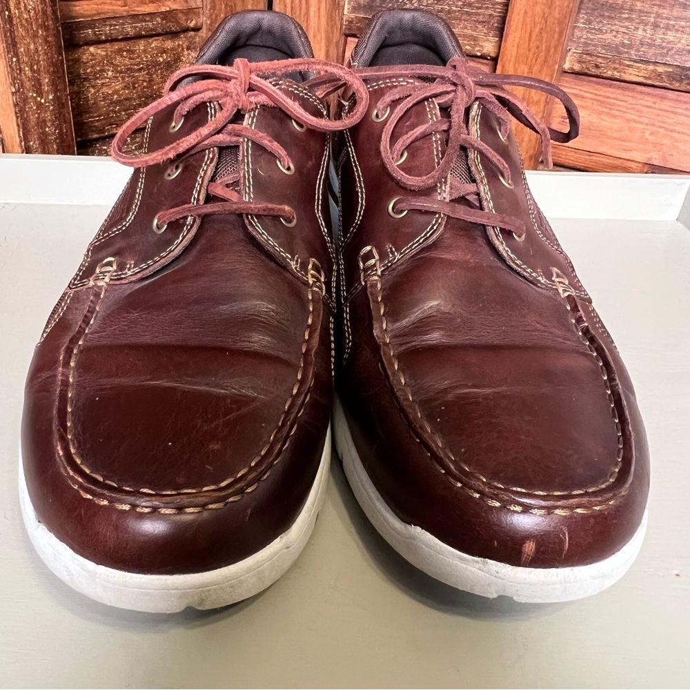 Rockport Men’s Brown Leather Lace-Up Casual Sneakers. Classic lightweight shoe.